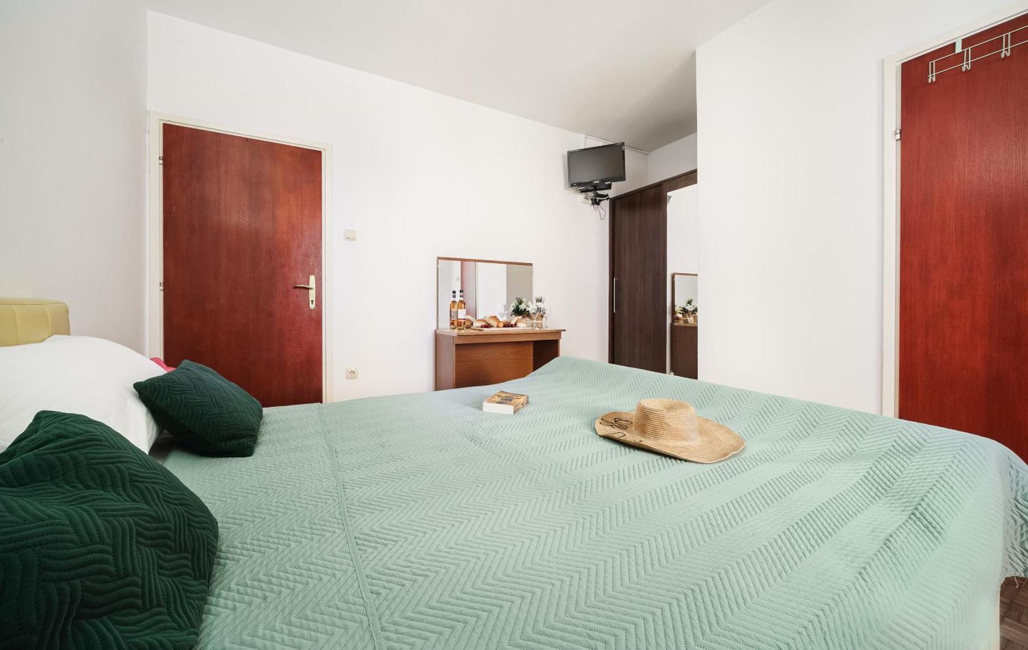 Apartment And Rooms Mrkovic Vodice Exterior photo