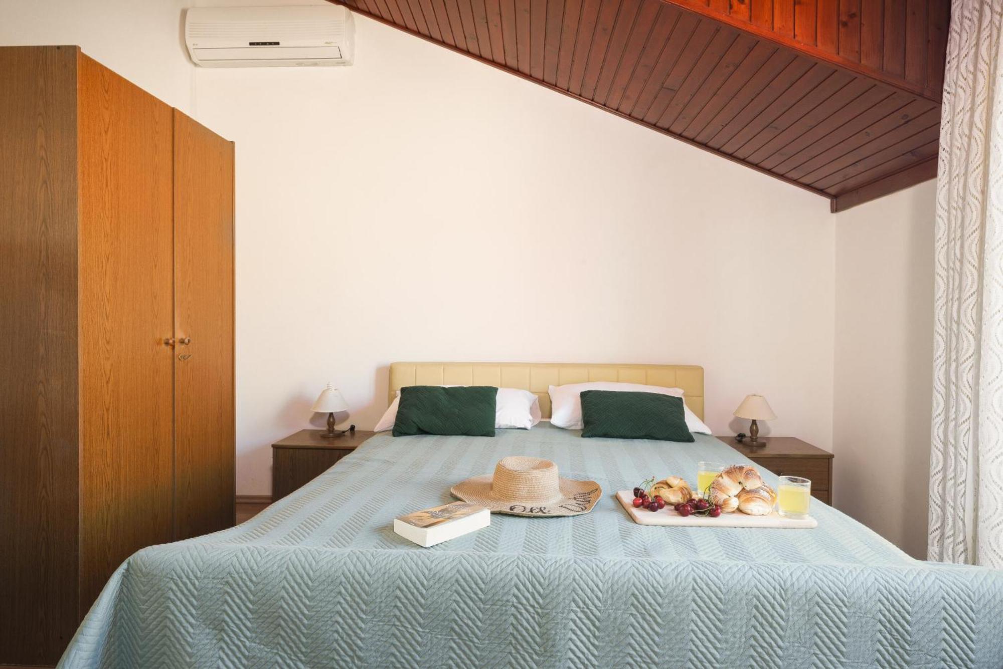 Apartment And Rooms Mrkovic Vodice Exterior photo